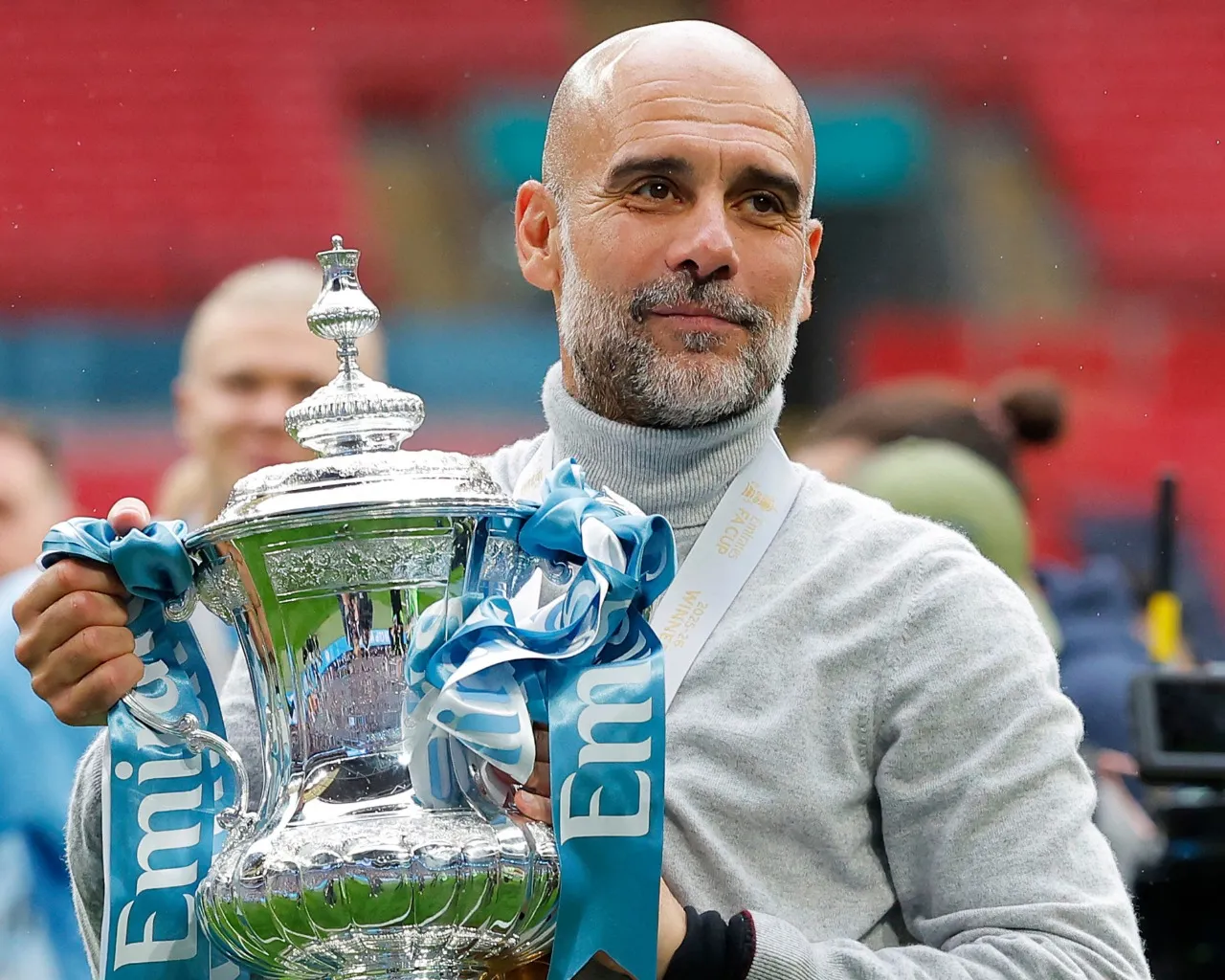 HLV Guardiola được Man City dựng tượng