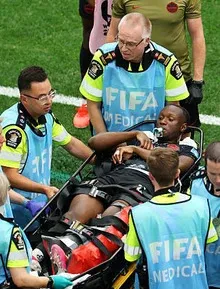 Chấn thương kinh hoàng tại World Cup: Sao Canada gãy chân phải đi cấp cứu gấp