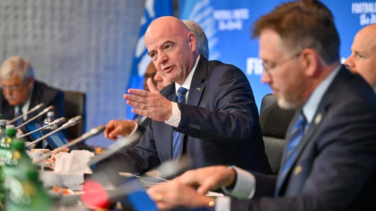 FIFA ĐỐI MẶT KHỦNG HOẢNG LÃNH ĐẠO : GIANNI INFANTINO HỨNG LÀN SÓNG CHỈ TRÍCH