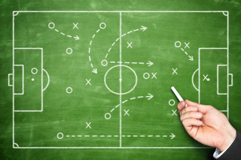 ƯU ĐIỂM VÀ NHƯỢC ĐIỂM CỦA SƠ ĐỒ CHIẾN THUẬT 4-4-2 VÀ 4-3-3 TRONG BÓNG ĐÁ LÀ GÌ?