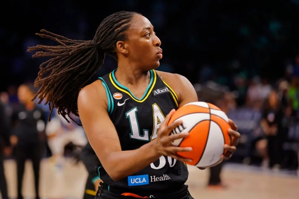 NNEKA OGWUMIKE KHÉP LẠI SỰ NGHIỆP WNBA 15 NĂM: HUYỀN THOẠI VẪN TỎA SÁNG TRƯỚC NGÀY RỜI SÂN